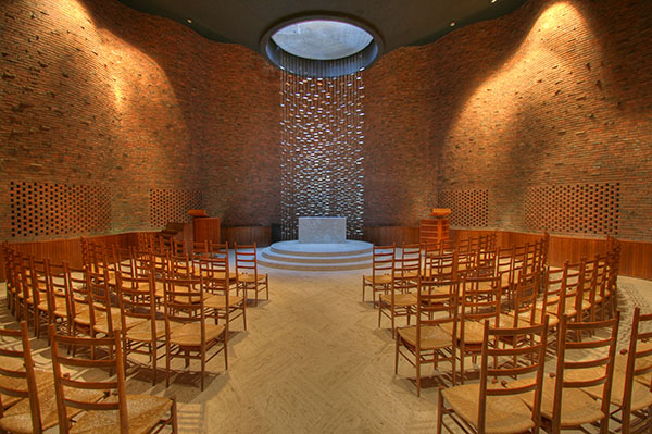 4 - La cappella del MIT (Massachusetts Institute of Technology), con la cascata di luce di Eero Saarinen